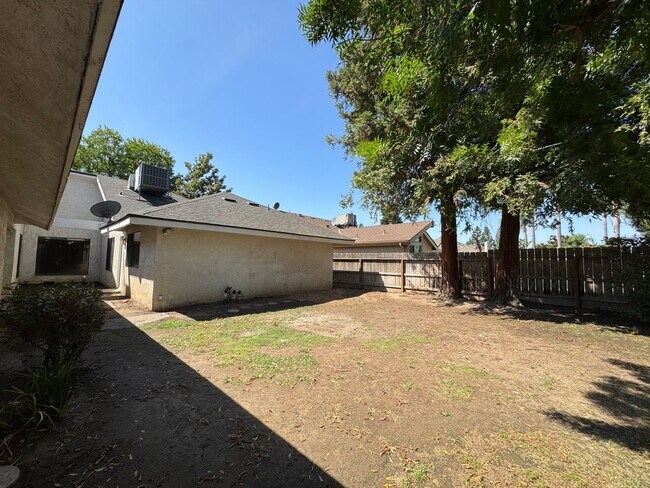 Building Photo - 657 W Escalon Ave