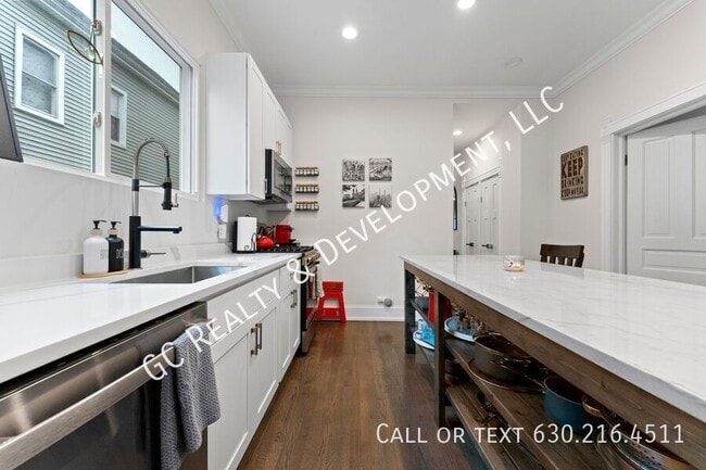 Building Photo - 1649 N Richmond St