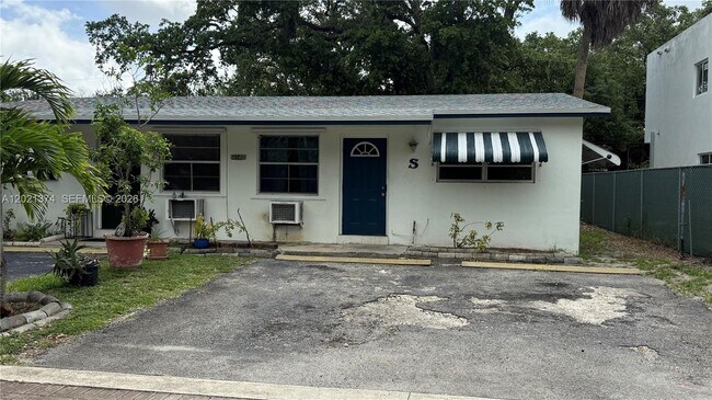 Building Photo - 4940 SW 28th Terrace