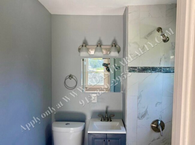 Building Photo - MOVE IN SPECIAL!! Updated 4 Bed 3 Bath Home in KCMO-Available NOW!! MOVE IN SPECIAL $200 OFF 2nd ...