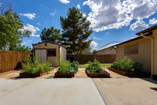 Building Photo - 7313 E Wren Dr