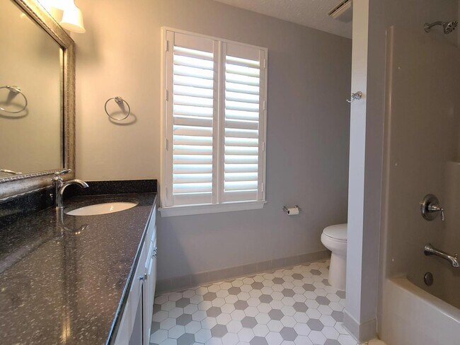Building Photo - 4 BR, 2.5 BA in Woodlake Crossing