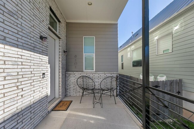 Building Photo - 6101 Florencia Ln