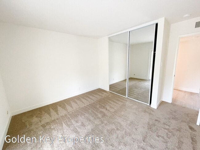 Building Photo - Beautifully remodeled property located in ...