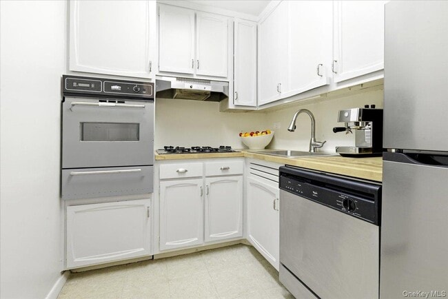 Building Photo - 70-25 Yellowstone Blvd