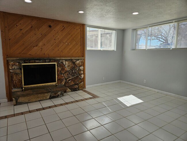 Building Photo - Beautiful 5 Bedroom home in Great Layton Location!