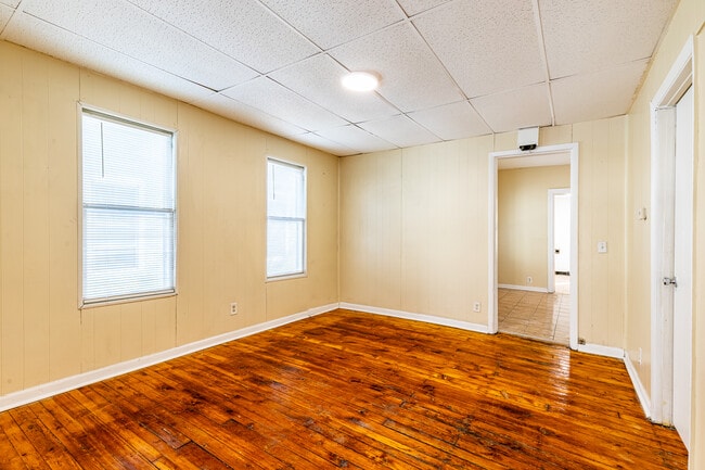 Building Photo - 447 Hawley St