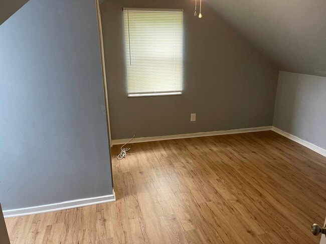 Building Photo - Spacious 3 Bedroom, 1 Bathroom House on quiet street