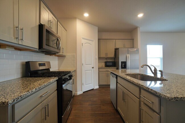 Building Photo - 115 Bethpage Dr