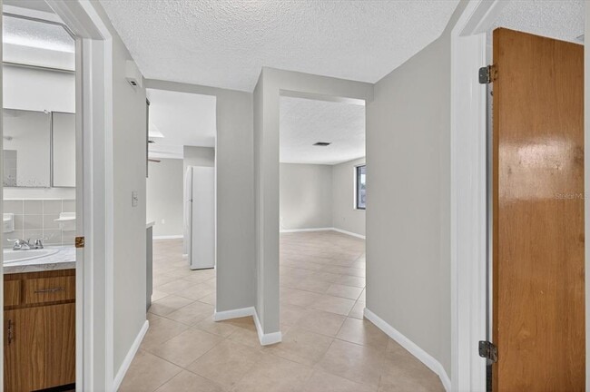 Building Photo - 7725 Summertree Ln