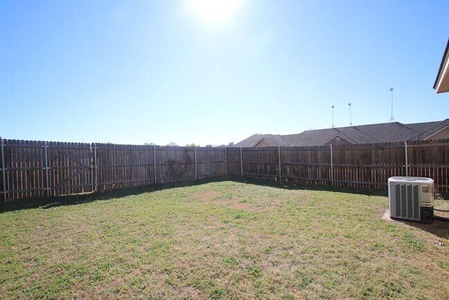 Building Photo - (((3/2)))Duplex Home @ Perfect Weatherford...