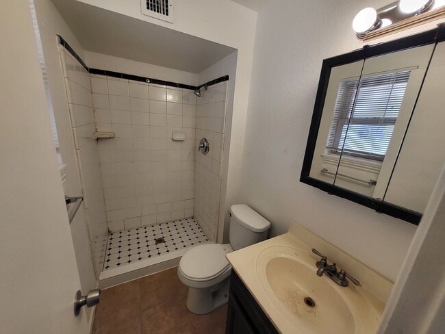 Building Photo - EXCELLENT VALUE ON THE PHOENIX/TEMPE BORDER!