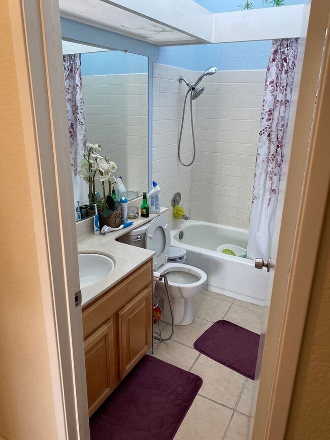 Building Photo - 2 bedrooms 2bath Condo in Fremont gated co...
