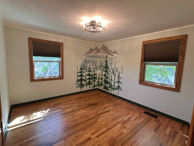 Building Photo - Beautiful 4 bedroom home with views of town