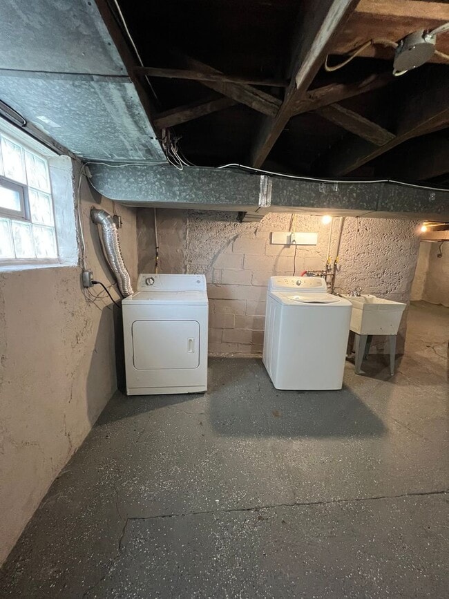 Building Photo - Updated 2 Bed, 1 Bath Home w/ Bonus Room i...