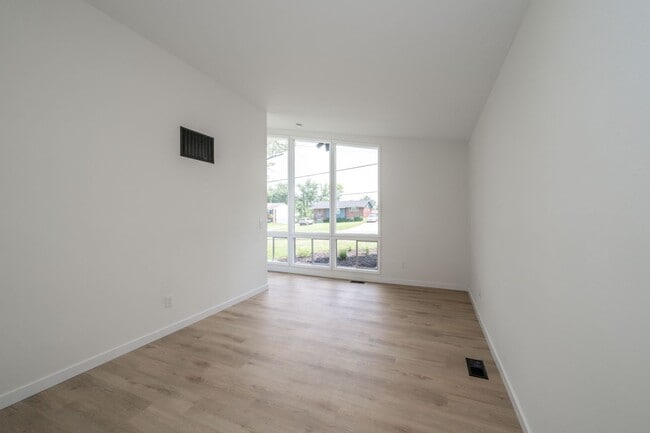 Building Photo - Contemporary Mid Century Modern and updated 3 Bedroom Ranch