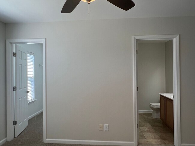 Building Photo - Beautiful 4 Bedroom, 3.5 Bath, Pet Friendl...