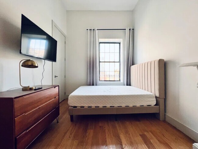 Building Photo - Furnished room/NOT APARTMENT