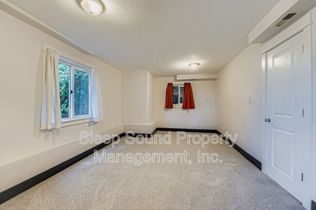 Building Photo - 4817 NE Holman St