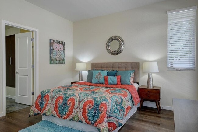 Building Photo - Exceptional End-Unit Townhome in Sterling Park – Palo Alto Living at Its Best!