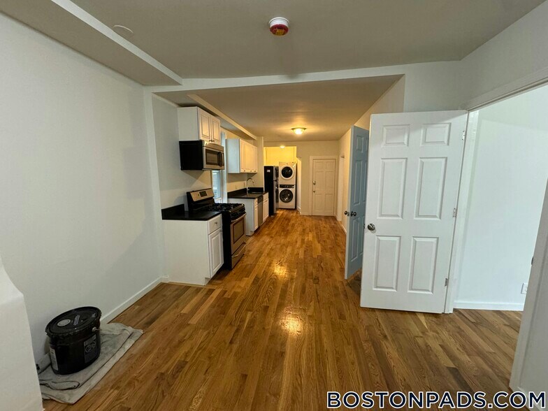 Building Photo - 506 E Broadway