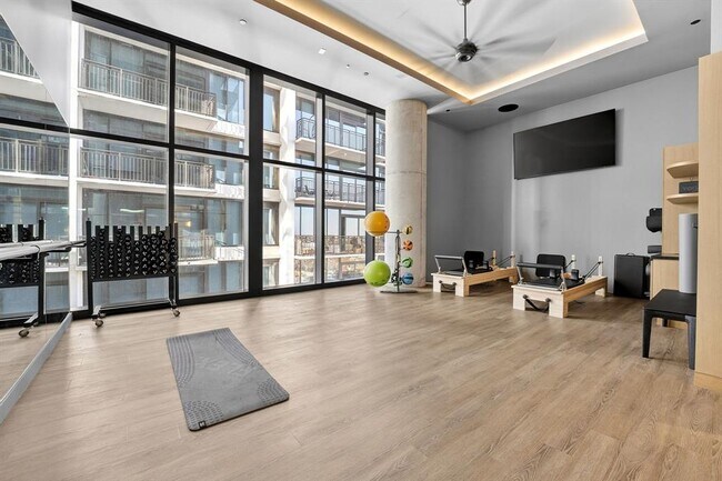 Building Photo - 610 Davis St