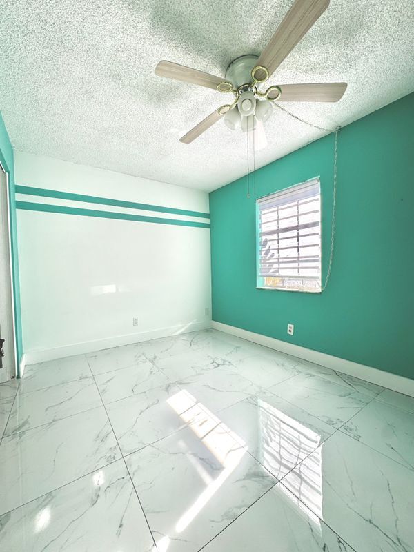 Building Photo - 3005 1/2 NW 68th St, 9D