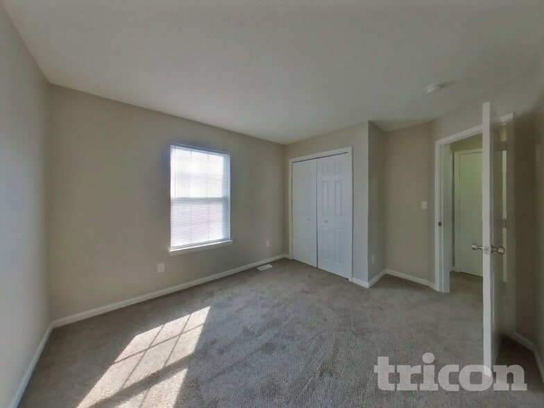 Building Photo - 4249 Village Bend Dr