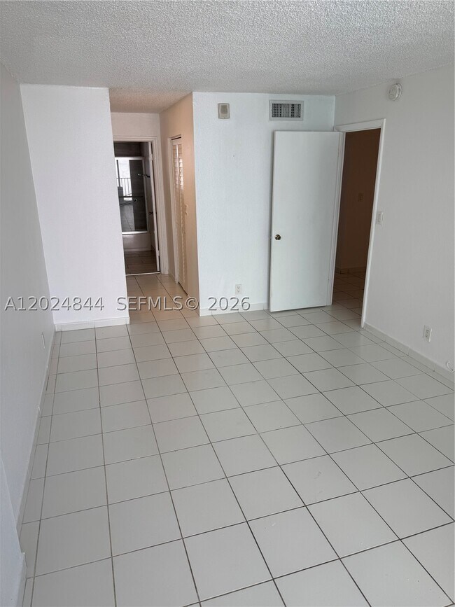 Building Photo - 907 N Miami Beach Blvd