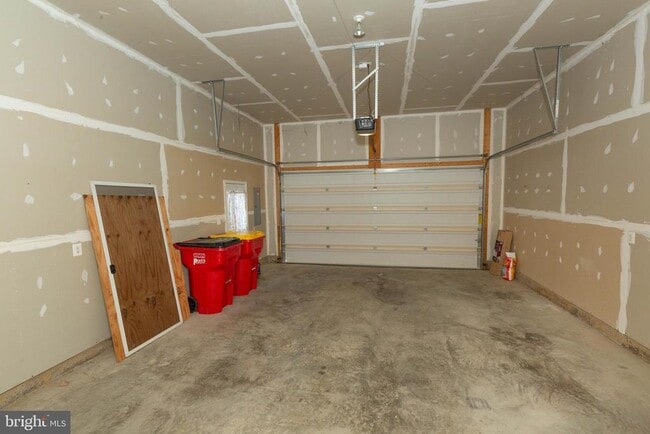 Building Photo - 15 Flag Ct