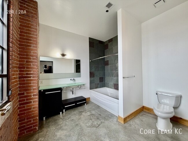 Building Photo - 382 W 22nd St