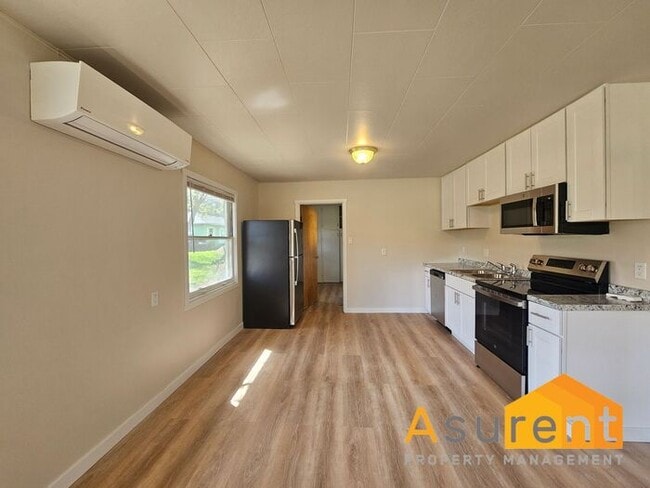 Building Photo - MOVE IN SPECIAL: $500 OFF on First Full Months Rent! Freshly Renovated 2-Bedroom, 1-Bath Duplex i...
