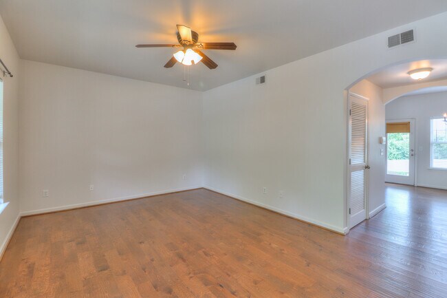 Building Photo - 702 Vernon Ave