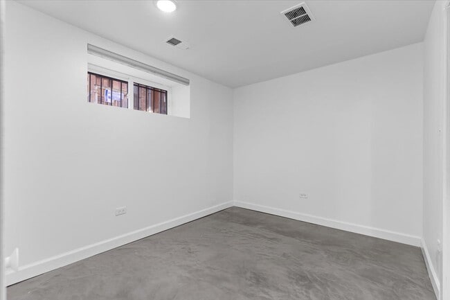 Building Photo - 722 S Laflin St