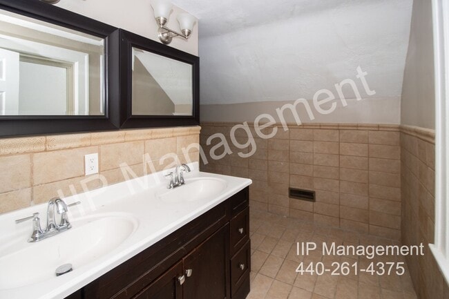 Building Photo - 18506 Chagrin Blvd