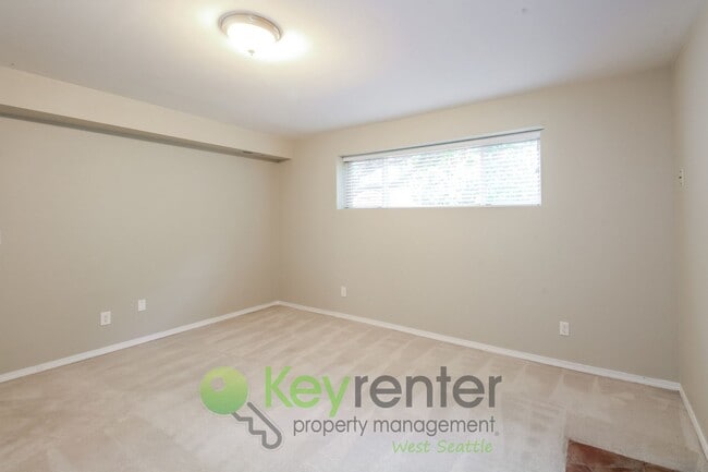 Building Photo - Spacious 4 Bedroom with Open Floor Plan and AC