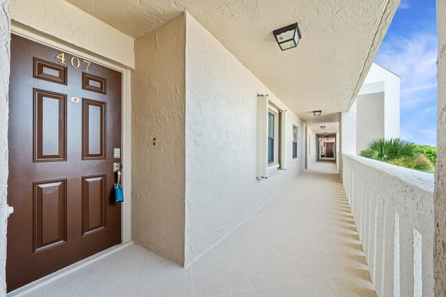 Building Photo - 995 N Hwy A1A