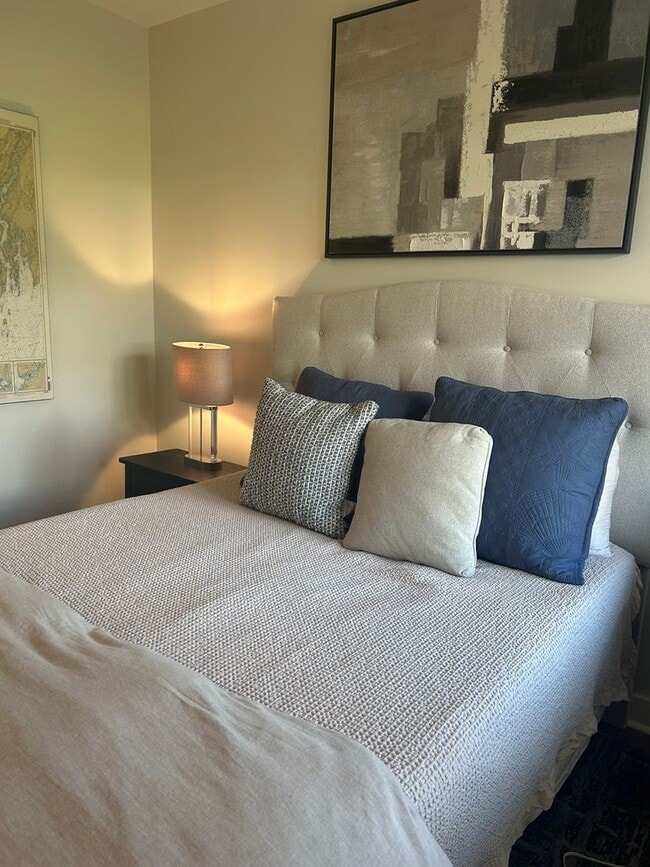 Building Photo - Gorgeous Fully Furnished 2BR/1BA Condo Ava...