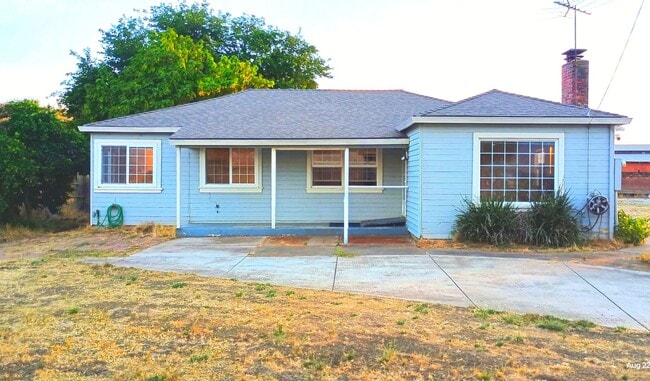 Building Photo - Beautiful Country Setting Close to Everything!