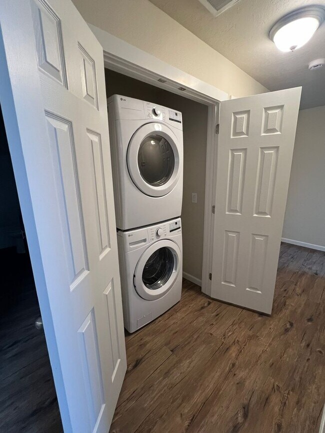 Building Photo - 3 Bedroom Charming Duplex