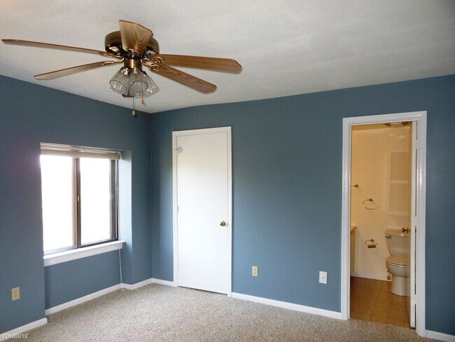 Building Photo - 2 br, 1.5 bath House - 35 Spring Court