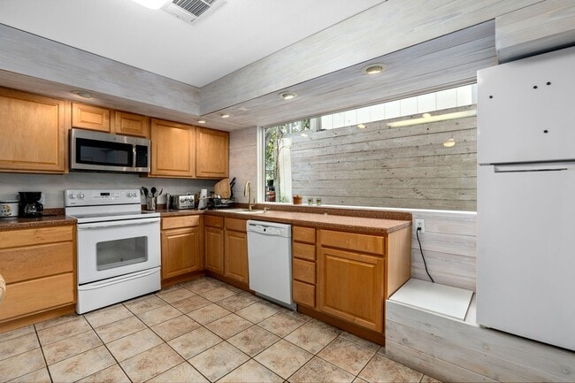 Building Photo - 215 Beauregard St