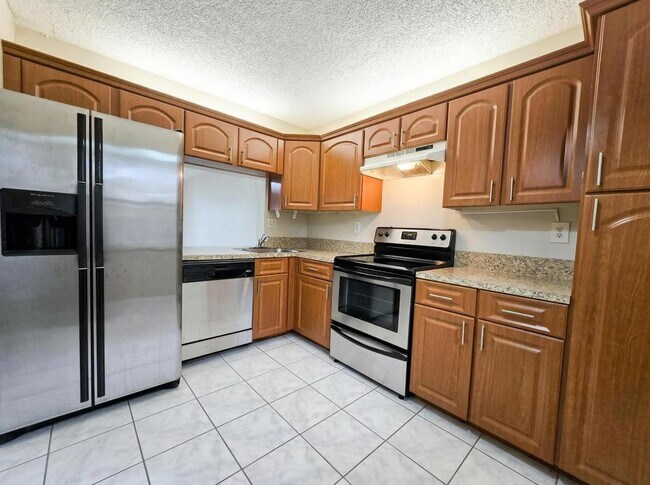 Building Photo - 2900 NW 42nd Ave