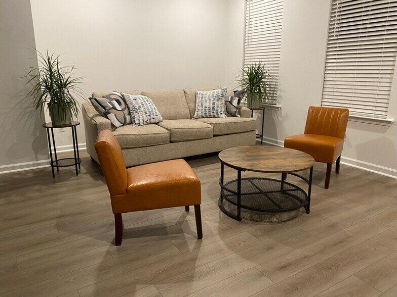 Building Photo - 4633 Forest Hills Dr