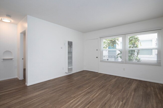 Building Photo - 2 WEEKS FREE!!! Charming One Bedroom In Po...