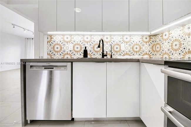 Building Photo - 2230 NE 56th Pl