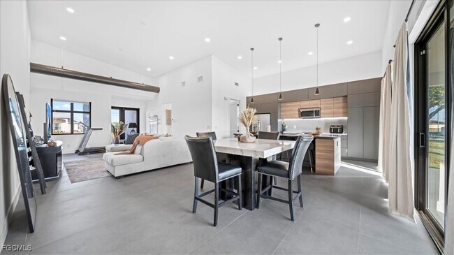 Building Photo - 1017 NE 4th Pl