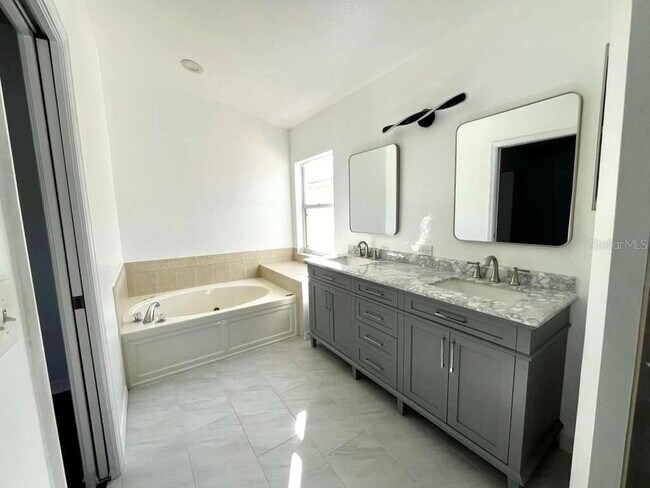 Building Photo - 10618 Logan Chase Ln