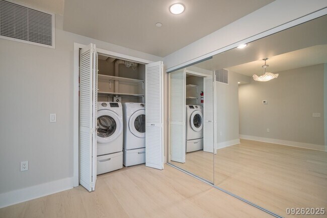 Building Photo - Luxury 3 Bed 2 Bath in the Allure
