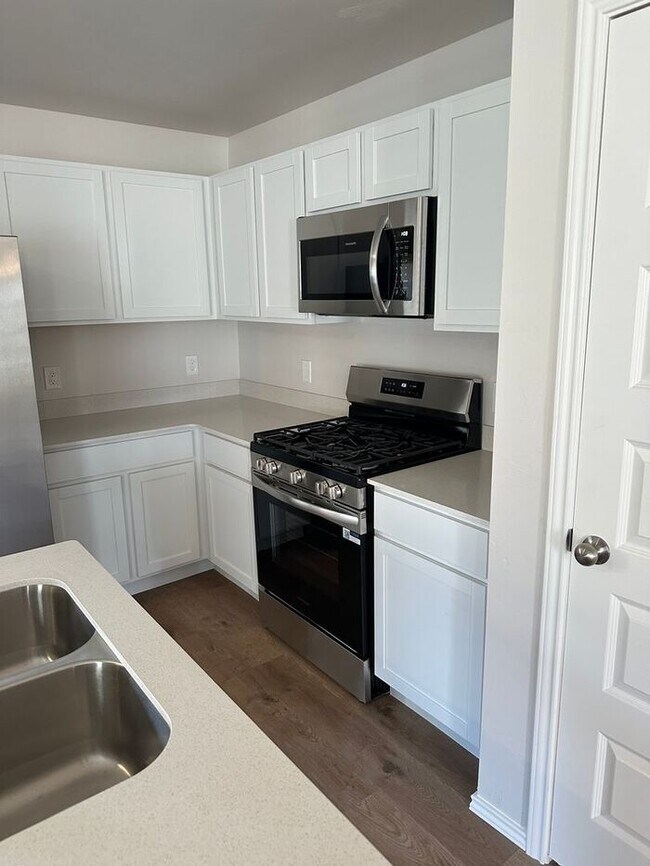Building Photo - Make This Beautiful 3-Bedroom, 2-Bath Home with a Beautifully Landscaped Yard Your Own!